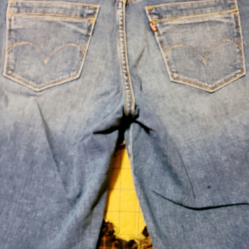 Brand New Women Short.By Levi's - Picture 2 of 12